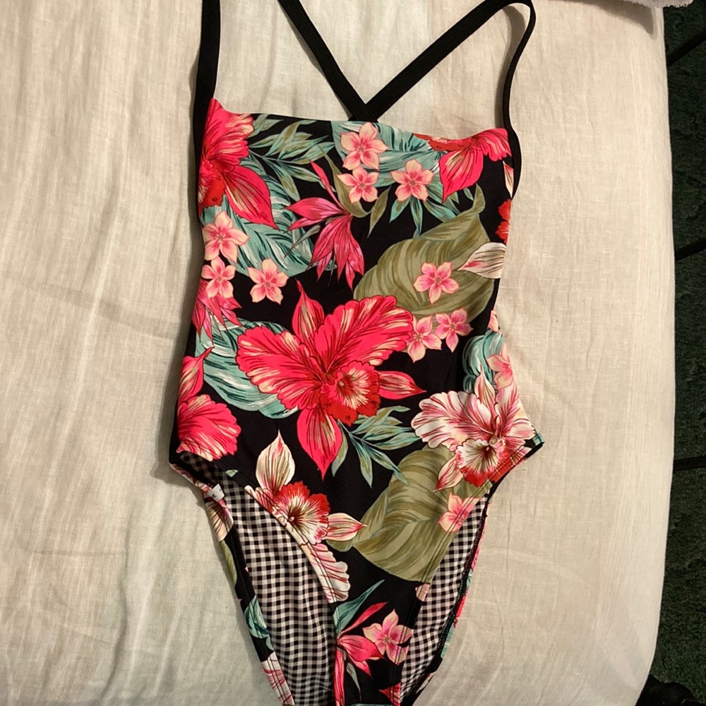 Women’s size medium body glove swimsuit